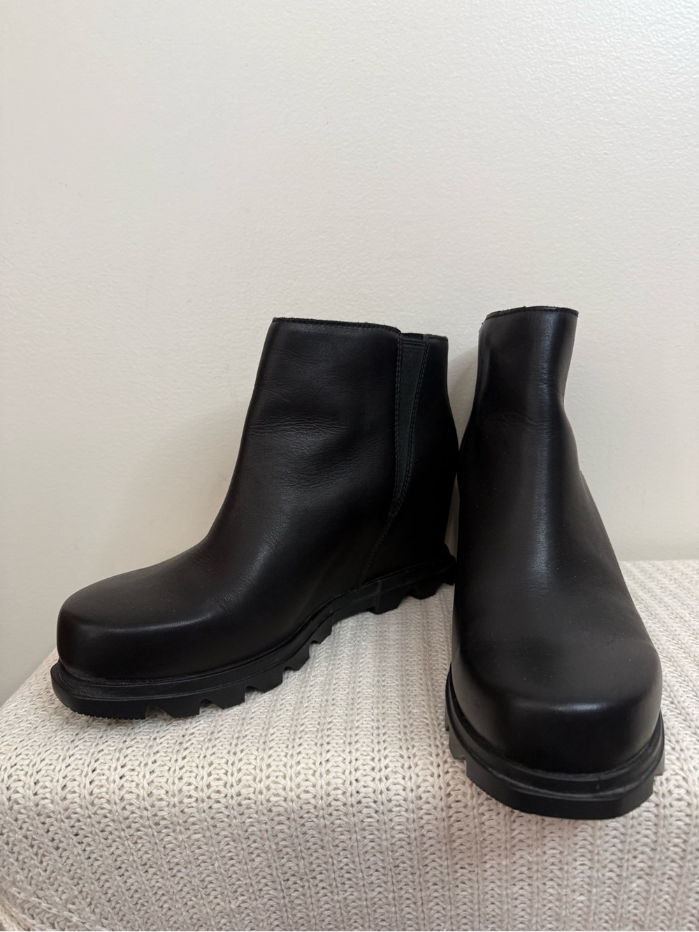 Sorel NWT Black Leather Ankle Boots - Classic Chelsea Style size 9.5